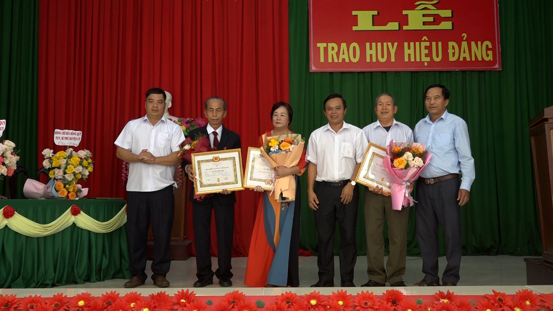 lãnh đạo Đảng uỷ Thị trấn Ea Súp trao huy hiệu và tặng hoa chúc mừng các đảng viên